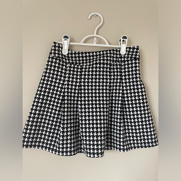 Y2K Forever 21 pleated Black and White Houndstooth Skirt NWOT size SMALL - Picture 1 of 4